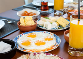 An image with a breakfast with eggs and varieties